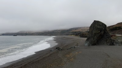 白天在海岸上形成的褐色岩石
